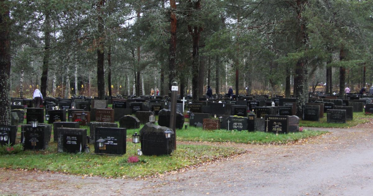 Yleiskuvaa Karhumäen hautausmaalta Imatralta. Hautakiviä.
