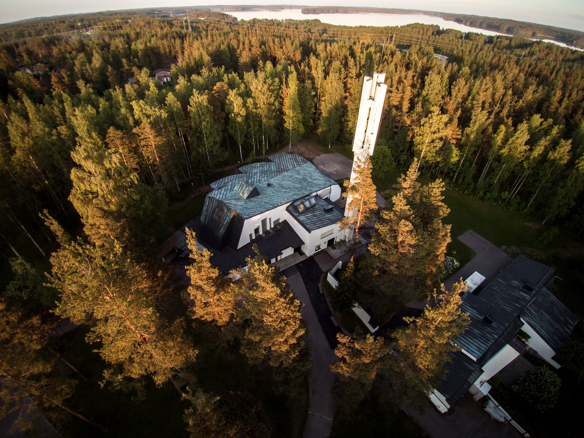 Kolmen Ristin kirkko yläilmoista kuvattuna