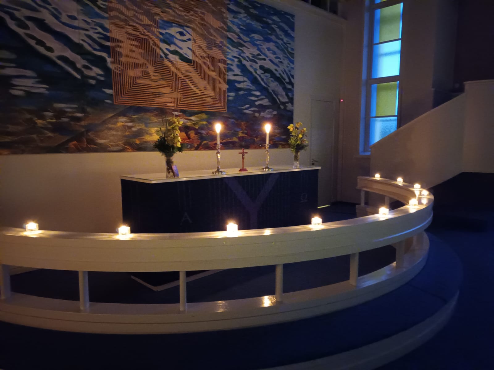 Taizé-messu Tainionkosken kirkossa Tainionkosken kirkon alttari. Alttarilla kynttilöitä.