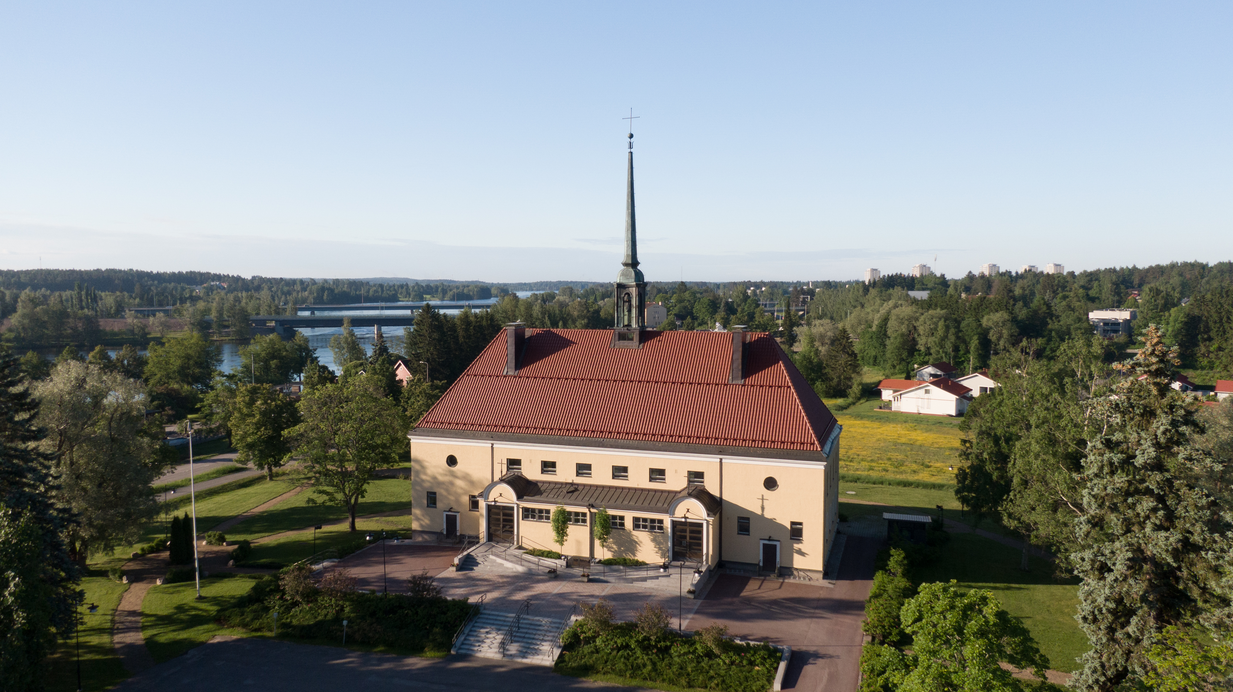 Tainionkosken kirkko talvella. Lunta ja kirkas sää.