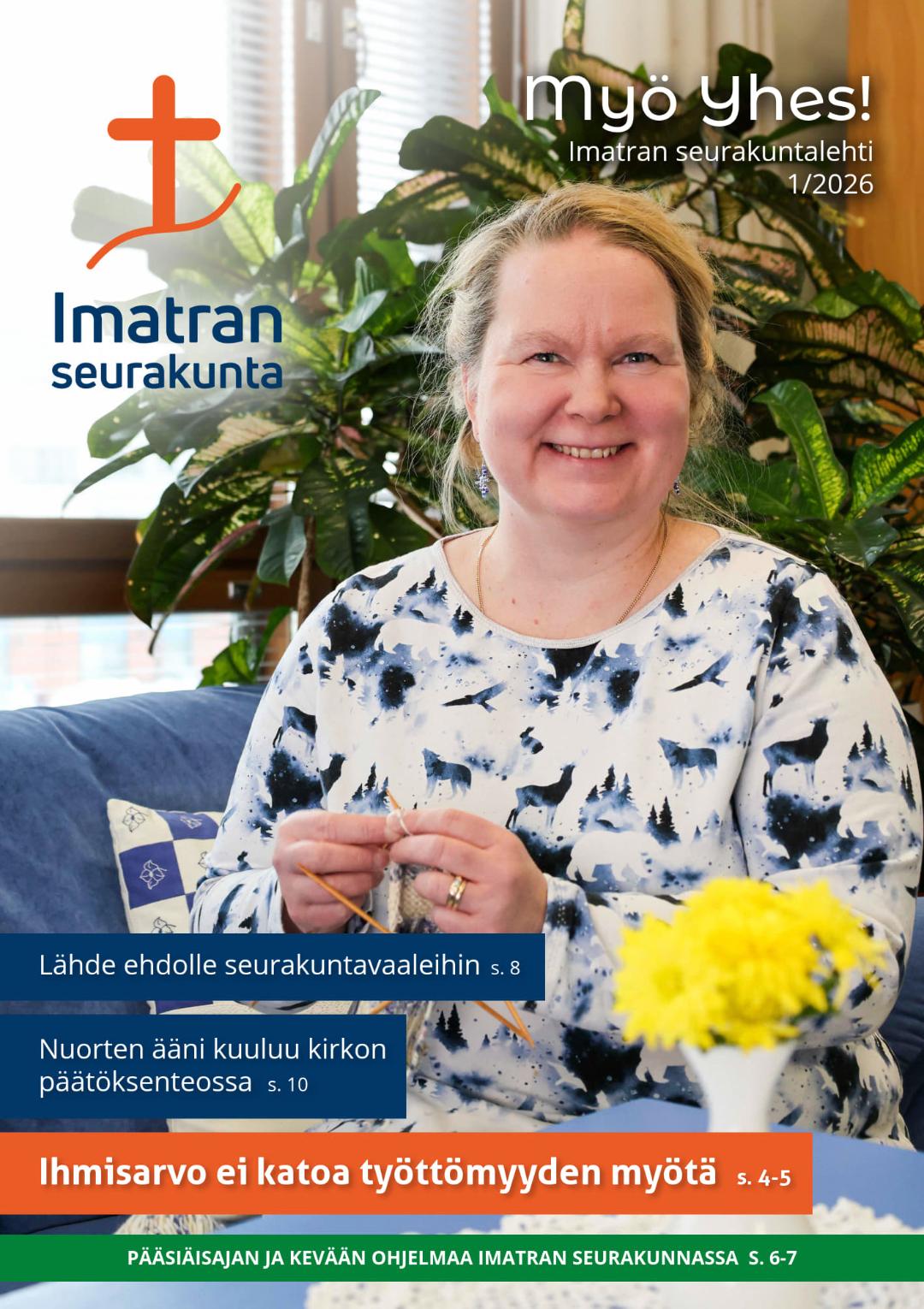 Raisa Pöntinen kuvattuna lehden kannessa. Hymyilee. Kädessä sukankudin.