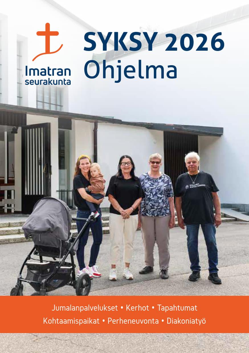 Pro Kolmen Ristin kirkko Imatra ry:n jäseniä Kolmen Ristin kirkon edustalla